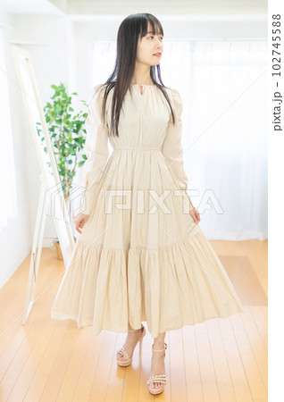ワンピースの女性 ワンピースの女性 102745588