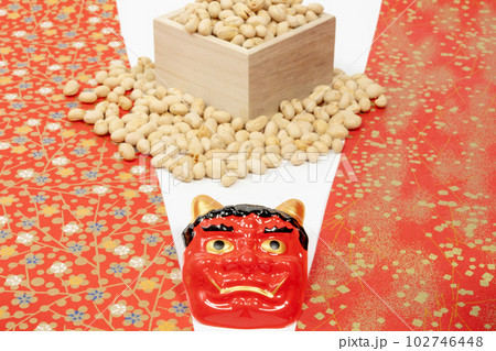 節分の豆まきの豆と赤鬼 102746448