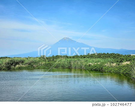 河川敷の砂辺にため池 河川敷の砂辺にため池 102746477
