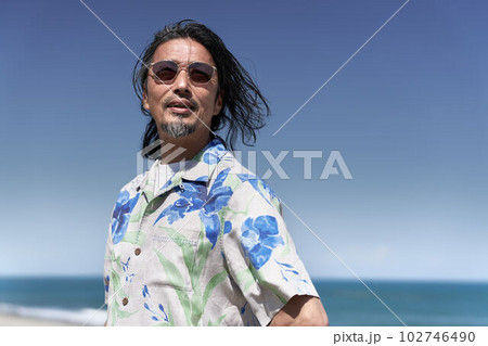 海辺に立つシニア男性のポートレート 海辺に立つシニア男性のポートレート 102746490