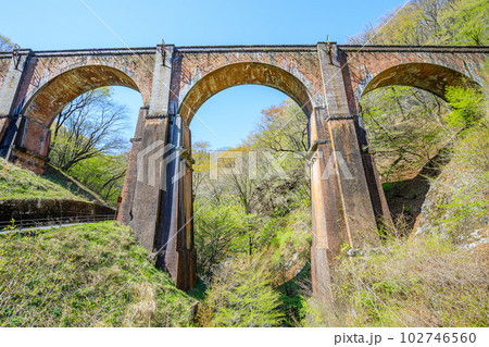 春の碓氷第三橋梁　めがね橋　群馬県安中市 102746560