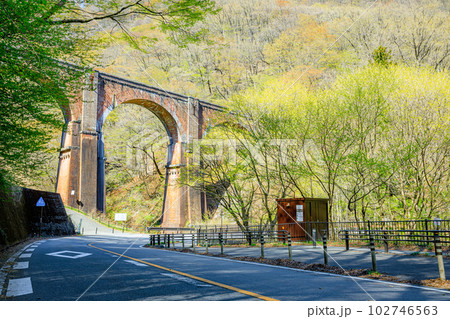 春の碓氷第三橋梁 めがね橋 群馬県安中市 春の碓氷第三橋梁 めがね橋 群馬県安中市 102746563