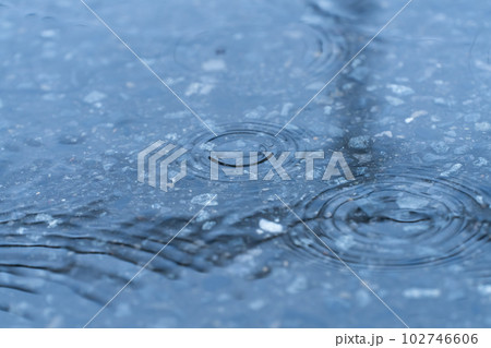 雨と水たまり 102746606