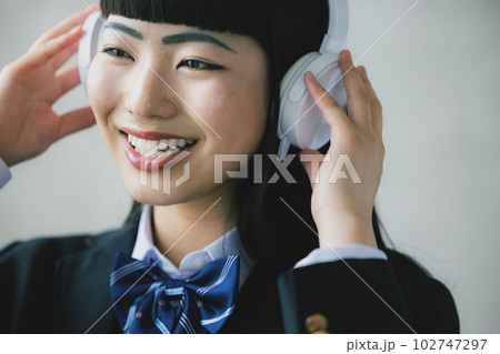 女子高生 制服 音楽を聴く 女子高生 制服 音楽を聴く 102747297