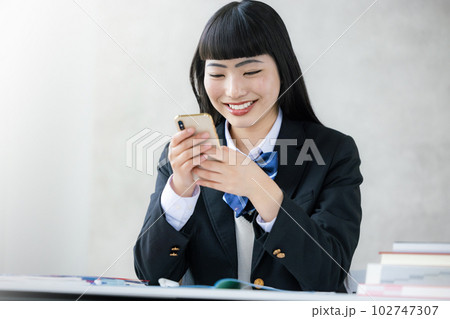 女子高生 制服 スマホ 女子高生 制服 スマホ 102747307