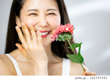 女性　ビューティー　花 102747345