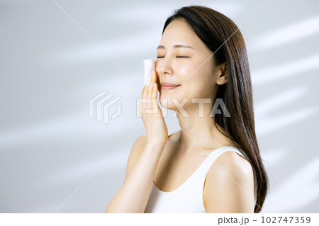 コットン　女性　化粧水　肌 102747359