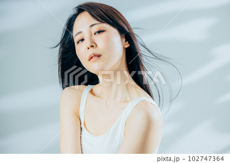 女性　髪　なびく 102747364