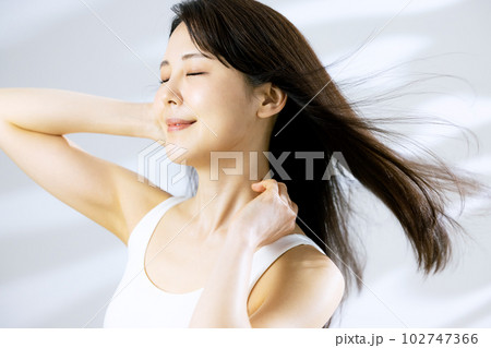 女性 髪 なびく 女性 髪 なびく 102747366