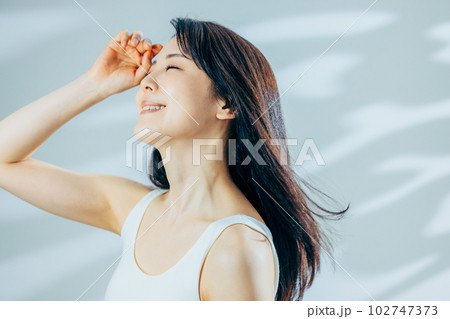 女性　髪　なびく 102747373