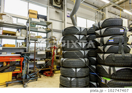 自動車整備工場――タイヤと工具 102747407
