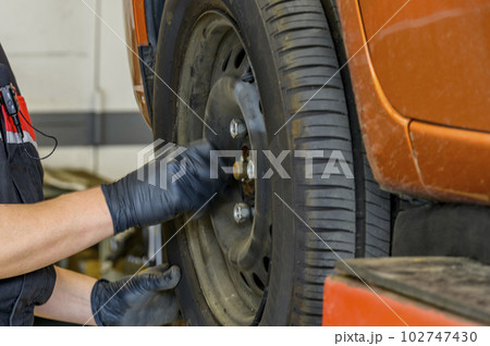 自動車整備工場――タイヤの取り付け 102747430