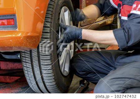 自動車整備工場――タイヤの取り付け 102747432