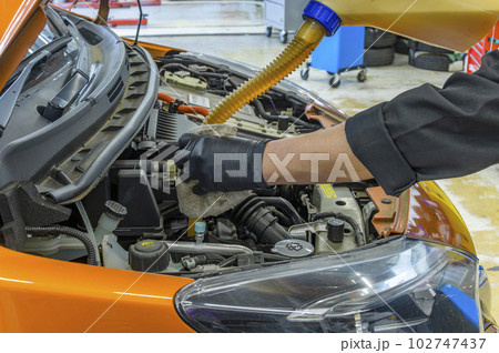 自動車整備工場――オイル交換 102747437