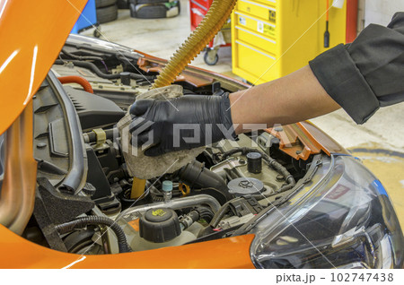 自動車整備工場――オイル交換 自動車整備工場――オイル交換 102747438