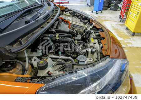 自動車整備工場――エンジンルーム 自動車整備工場――エンジンルーム 102747439