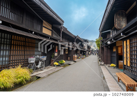 岐阜県高山市　秋の飛騨高山の古い町並 102748009
