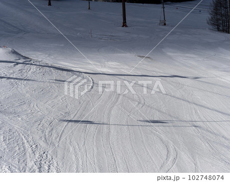 圧雪されたスキー場のゲレンデ 圧雪されたスキー場のゲレンデ 102748074