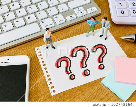 3人で課題に取り組む 3人で課題に取り組む 102748164