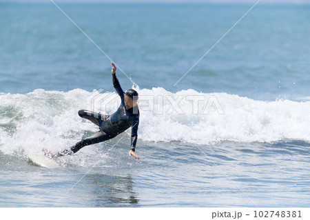 サーフィンを楽しむ男性 ワイプアウトの瞬間 サーフィンを楽しむ男性 ワイプアウトの瞬間 102748381