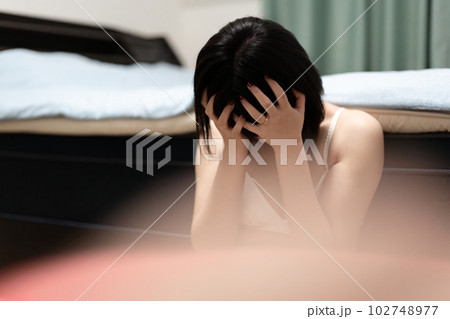 下着姿で座り込む女性 下着姿で座り込む女性 102748977