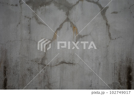 古びたコンクリートの外壁　b-1-2 暗め 102749017