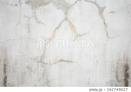古びたコンクリートの外壁　b-3-2 明るめ 102749027