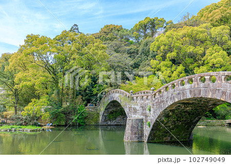 春の諫早公園の眼鏡橋　長崎県諫早市 102749049