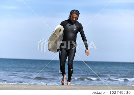 晴れた日にサーフィンをする男性 102749330