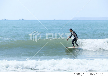 サーフィンを楽しむ男性 102749336