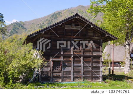 白川郷 木造の納屋と山並み 里山の暮らしを伝える古民家風景 白川郷 木造の納屋と山並み 里山の暮らしを伝える古民家風景 102749761