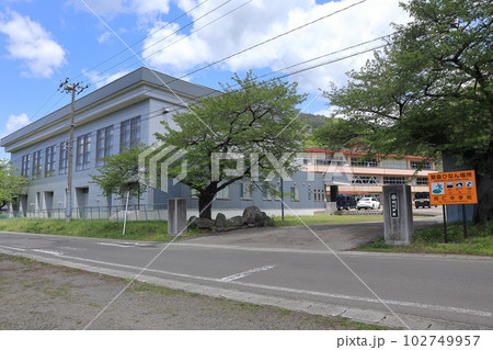 旧阿仁中学校 体育館と校舎 102749957