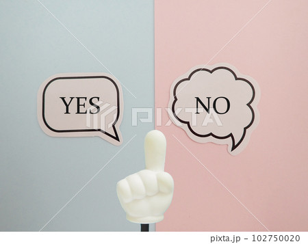 吹き出しにYESとNOの文字と真ん中に指差し棒 102750020