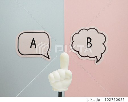 吹き出しにAとBの文字、AかBか 選択肢 真ん中に指差し棒 吹き出しにAとBの文字、AかBか 選択肢 真ん中に指差し棒 102750025