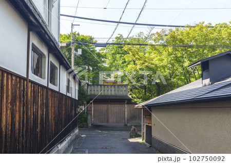 京都　無鄰菴前の道沿いの塀（京都市左京区南禅寺草川町） 102750092