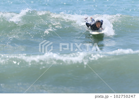 サーフィンを楽しむ男性　パドリング 102750247