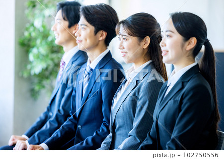 就活する若い男女　面接 102750556
