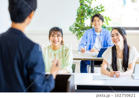 大学で講義をする先生 102750621