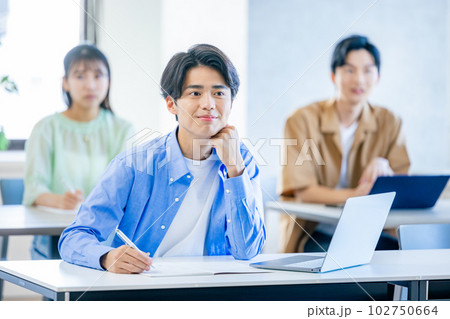 大学生　授業風景 102750664