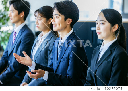 就活する若い男女　面接 102750754