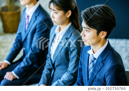 就活する若い男女 面接 就活する若い男女 面接 102750760