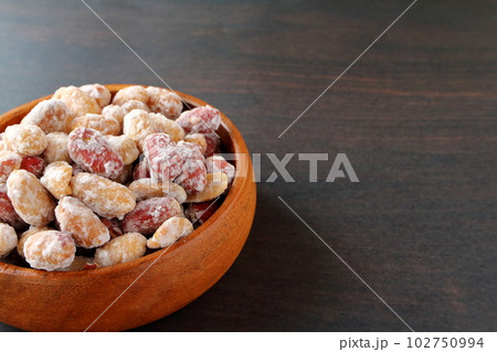 ピーナッツの砂糖がけ 102750994