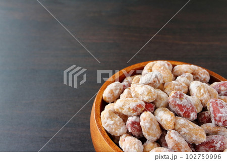 ピーナッツの砂糖がけ 102750996