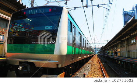 十条駅に停車する埼京線の列車の風景 102751002