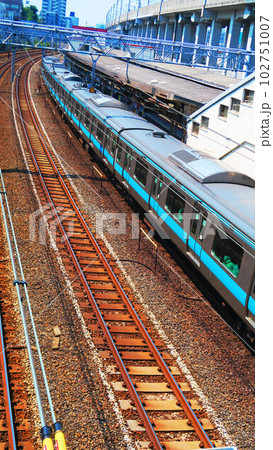 東十条駅に停まる京浜東北線と線路の風景 102751007
