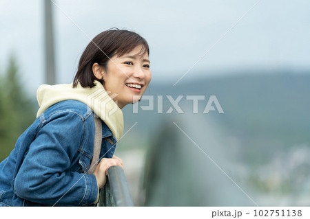 旅行をする女性　北海道観光　小樽　旅行 102751138