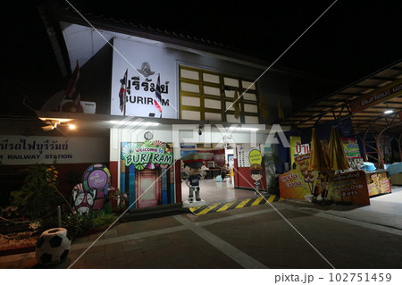 タイ国鉄　ブリーラム駅の夜景 102751459