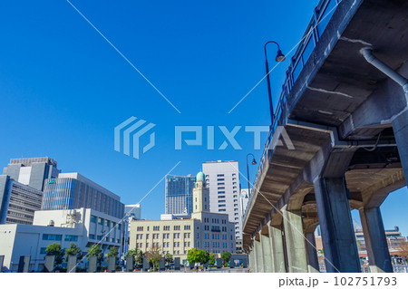 【神奈川の都市風景】横浜みなとみらいの都市風景(象の鼻パーク) 【神奈川の都市風景】横浜みなとみらいの都市風景(象の鼻パーク) 102751793
