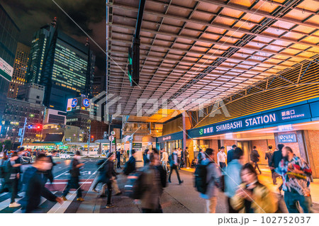 日本の東京都市景観 5類移行で初の金曜日。夜でも賑わう新橋駅(銀座口）などを望む＝5月12日 102752037