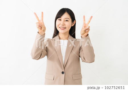 ピースサインをする若い女性 ビジネスイメージ ピースサインをする若い女性 ビジネスイメージ 102752651